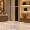 Freistehender Taschen-Ausstellungsständer mit quadratischer Basis Platzsparend für Boutique-Besitzer
