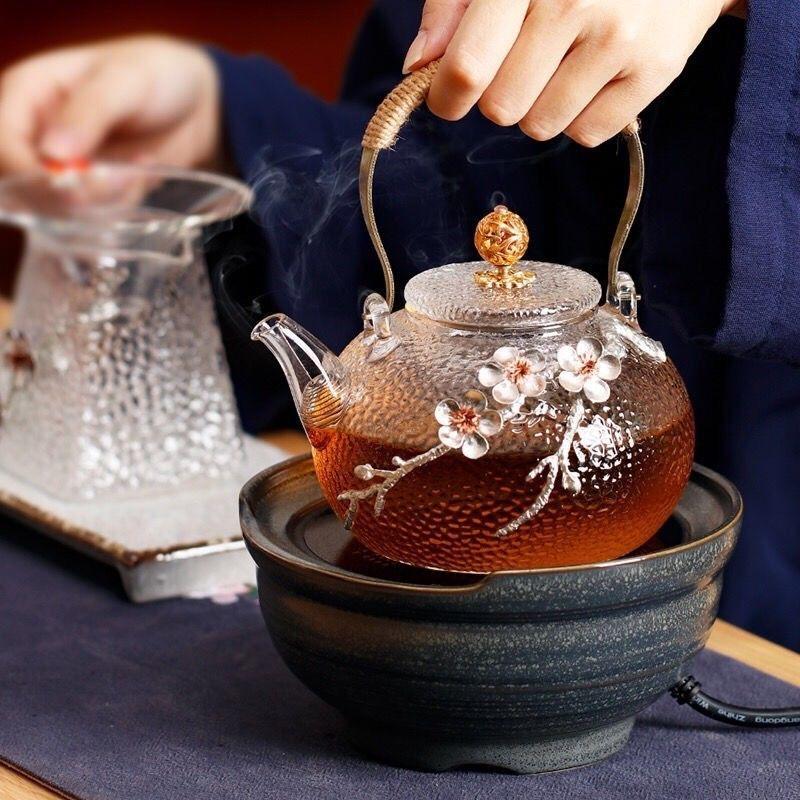 Handgefertigte Teekanne aus hitzebeständigem Glas im chinesischen Stil mit Pflaumenblütendesign – Hitzebeständiger Blumen-Teekessel mit Henkel