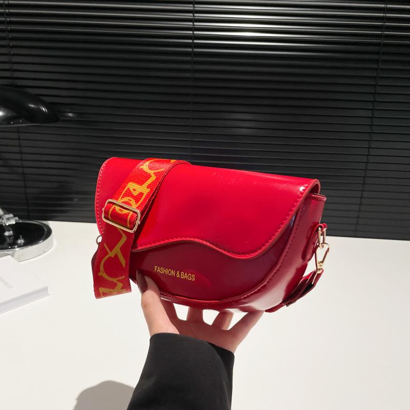 Popular texture retro messenger bag women's 2025 new fashion women's shoulder bag casual commuter saddle bag tide