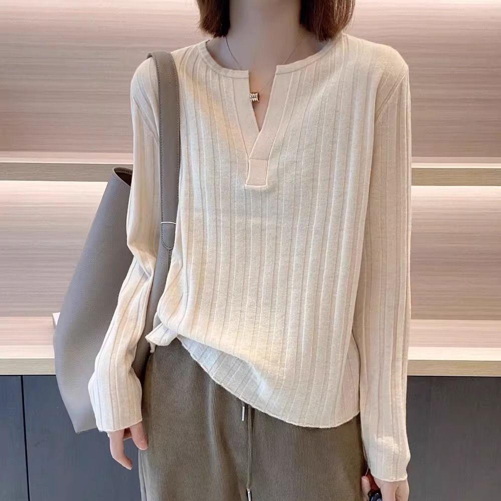 French Retro V-neck Knitted Sweater for Women In Autumn and Winter Slim Fit Long Sleeved Base Shirt for Outerwear