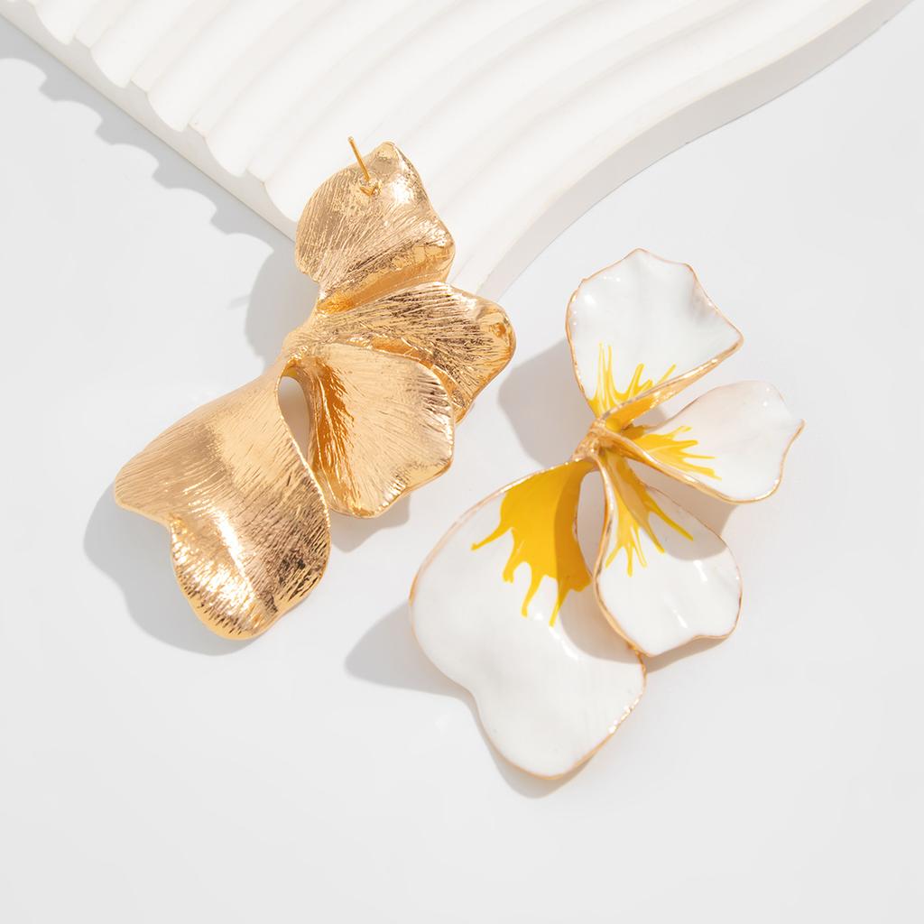 Orecchini a Bottone Petalo Rosa a Cambiamento Graduale Irregolare Design Artistico Metallo Fiore Tridimensionale Orecchini