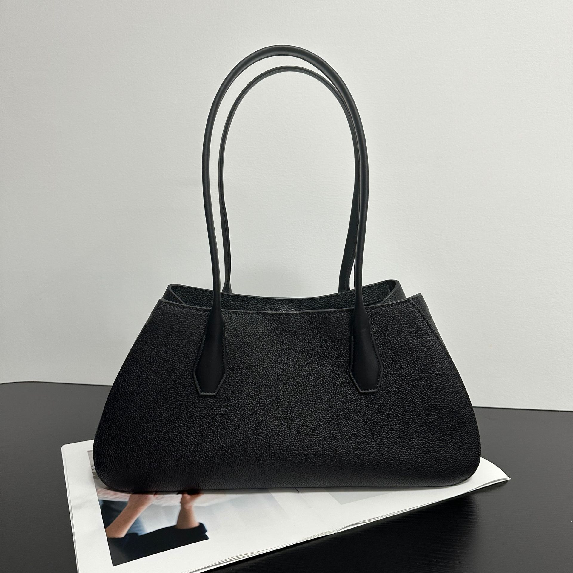 

New niche design leather shoulder armpit bag versatile tote bag minimalist style casual hand bag commuting 38*10*20cm