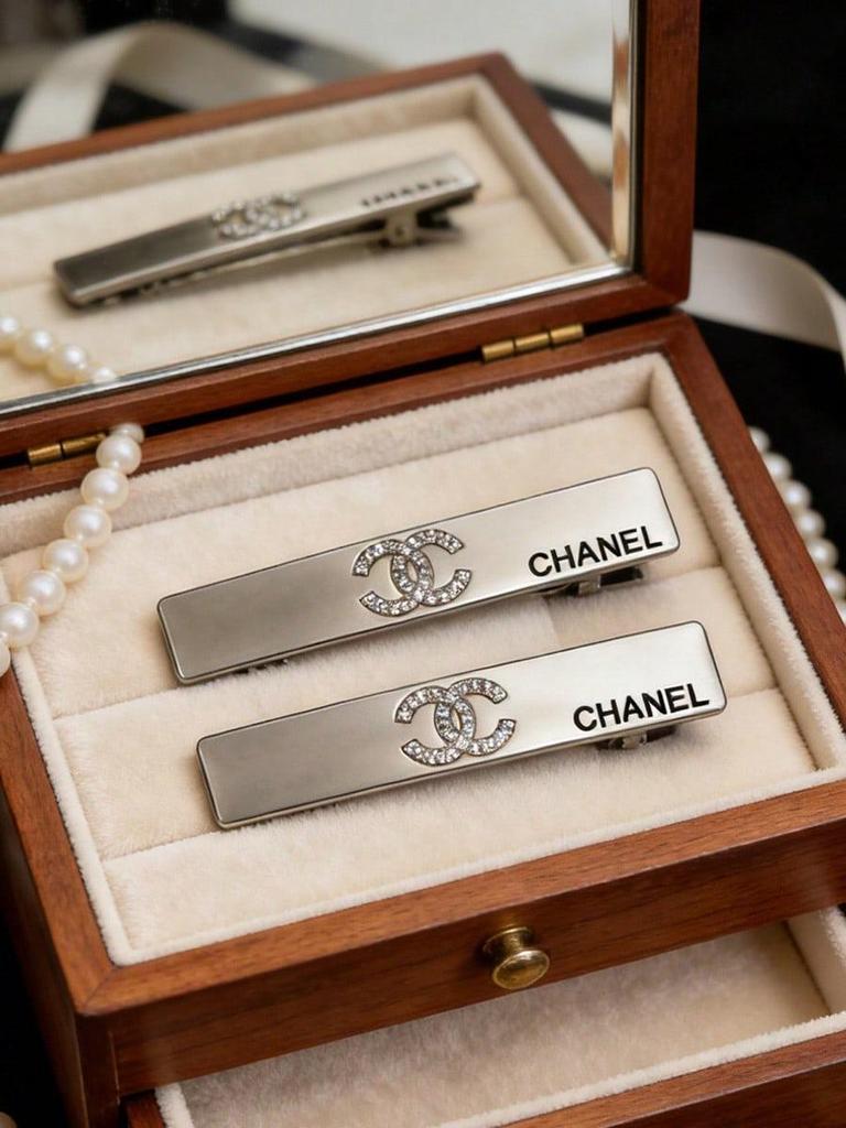 Chanel Strassstein Logo Haarspangen 2 Stück, Elegante Schwarze Spangen, Tägliche Haaraccessoires für Damen, Kosmetik-Accessoires