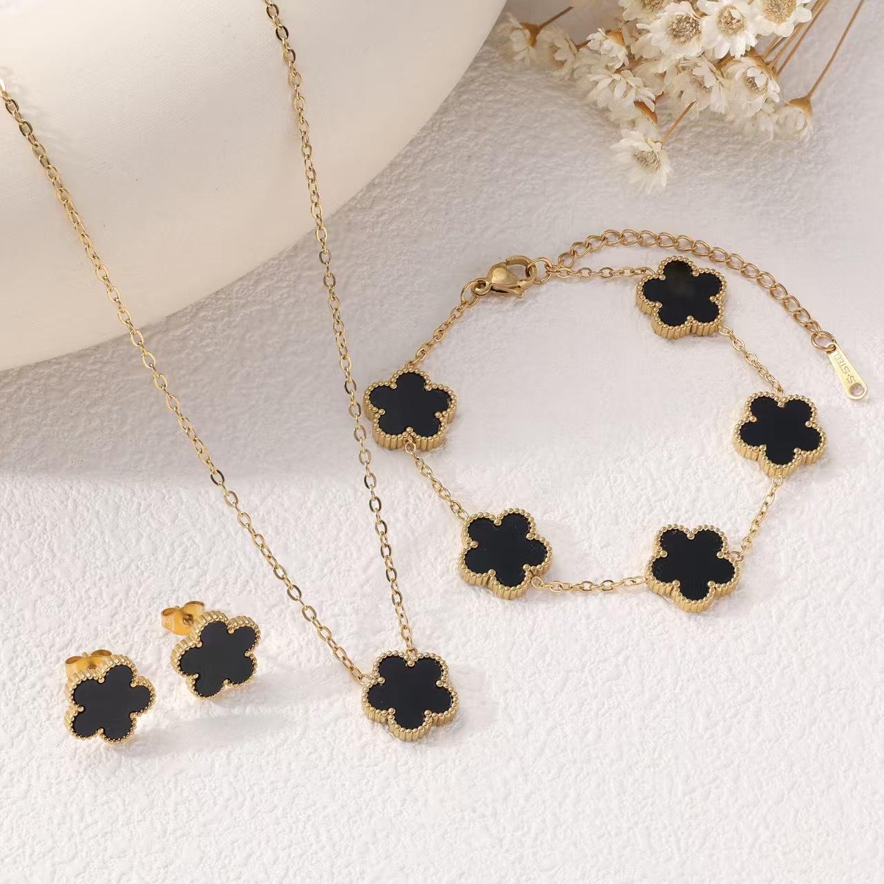 

Набор из 3 предметов: ожерелье, браслет и серьги из титановой стали с подвесками в виде цветка-пятилистника на удачу necklace+Bracelet+earring чёрный