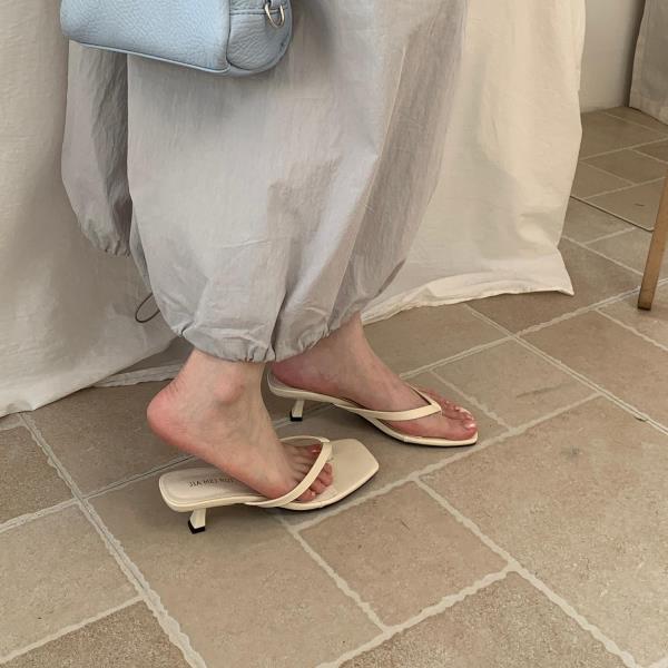 

Модная низкая обувь тонкий каблук тапочки мягкие шлепанцы женские слайды модные резиновые шлепанцы средний комфорт 2025 люксовые гавайские летние ПУ ткань 35