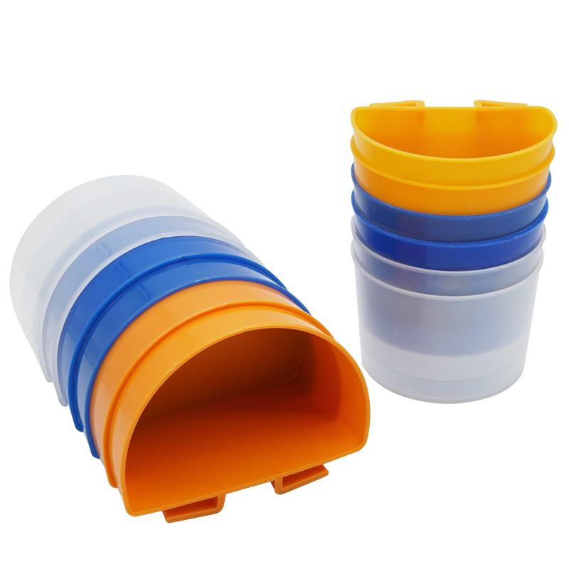 5Pz Tazza di Plastica Mangiatoia per Uccelli Domestici Ciotola Cibo Acqua Pappagallo Ciotola Alimentazione a Sospensione Mangiatoia a Canale Tazza Anti-schizzi Mangiatoia Gabbia Piccioni Forniture