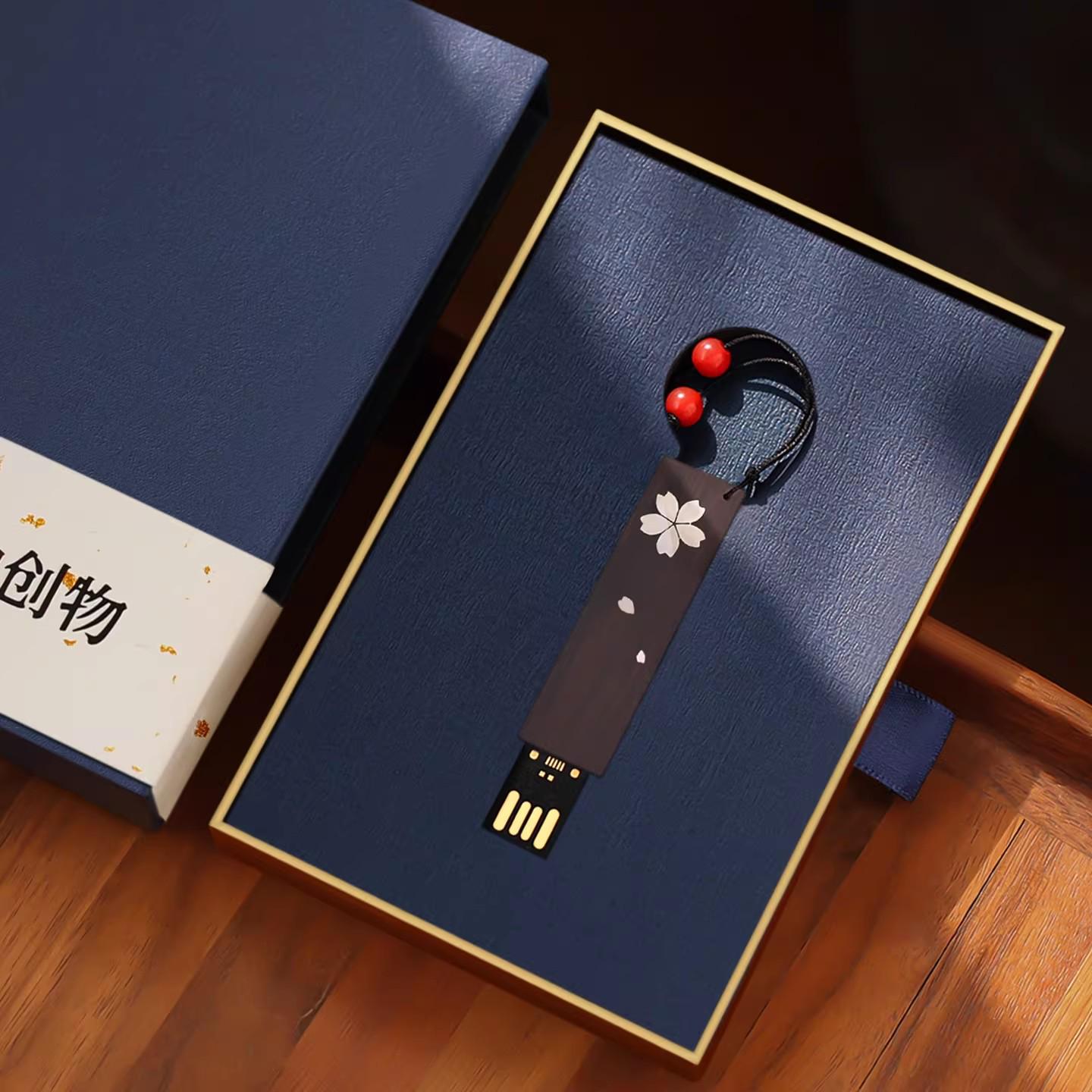 

Retro-Style USB Flash Drive with Engraved Logo and Gift Box Packaging 8GB