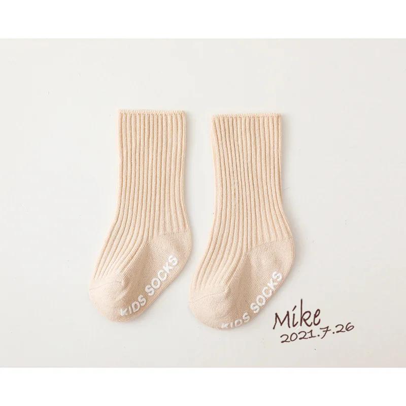 Herbst Winter Baby Mädchen Junge Einfarbig Weiß Buchstabe Bodensocken für 0-3J Kleinkinder Kinder Neugeborenes Baby Weiche Baumwolle Rutschfeste Strümpfe