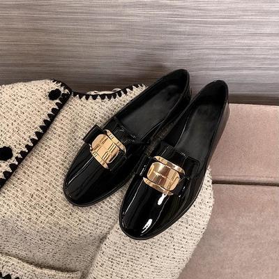 2025 primavera novos sapatos vermelhos de sola plana sapatos individuais fivela de metal preguiçosos de um pedal sola macia sapatos de couro pequenos mulheres