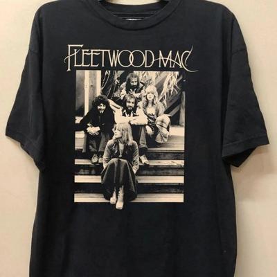Camiseta Estampa de Poster de Álbum Clássico para A Banda de Rock _Fleetwood Mac_ (Tamanhos Masculinos e Femininos) - Streetwear Confortável