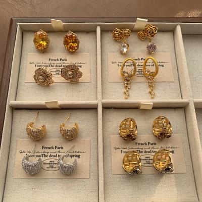 Funkelnde Edelstein-Steckohrringe, Exquisiter Künstlerischer Sinn, Nischen-Leichtluxus, Hoher Sinn, Helle Und Glänzende Tägliche Ohrringe