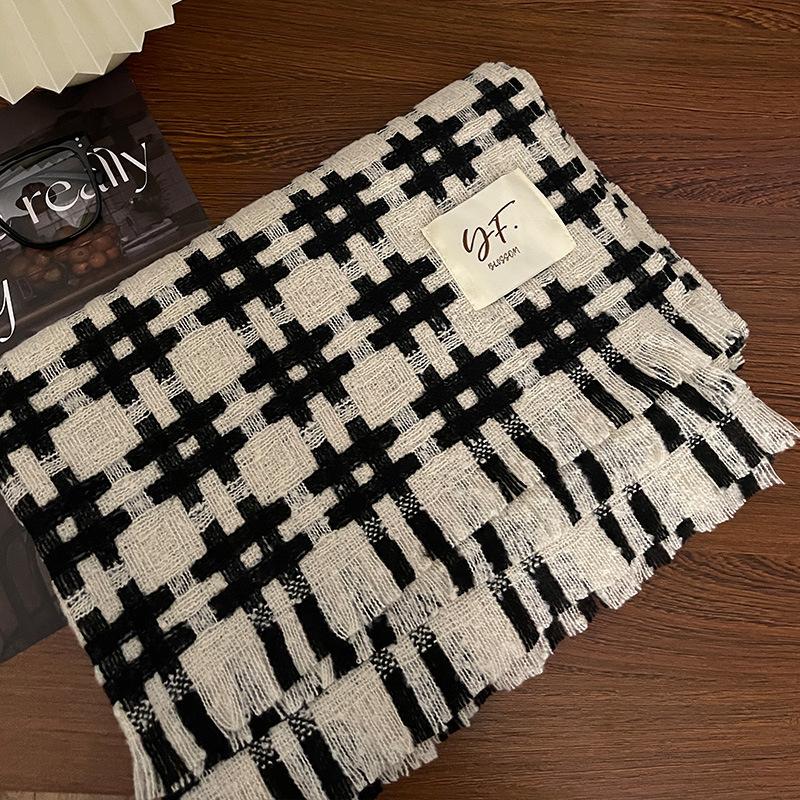 New tic-tac-toe plaid scarf women's winter high-end feeling warm and versatile winter scarf shawl dual-purpose