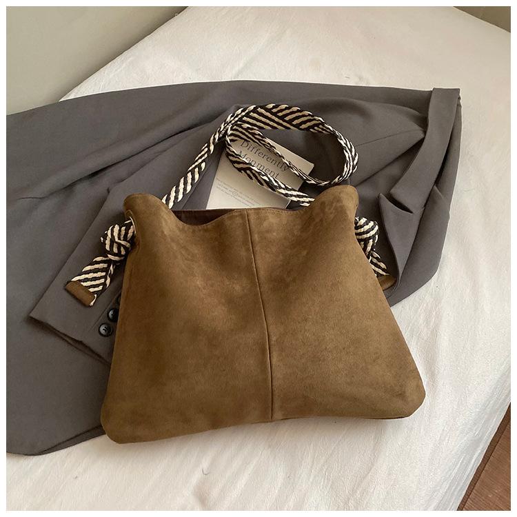 

Fashion 2025 autumn new simple retro texture casual tote bag wide shoulder strap large capacity shoulder messenger bag хаки