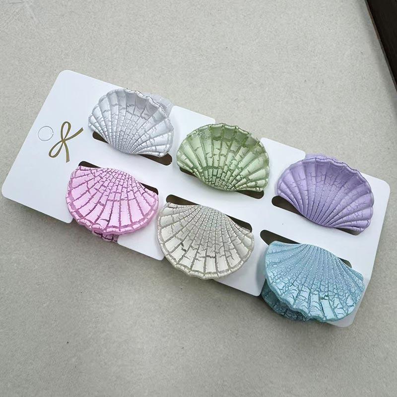 European & American 4CM Frangipani Claw Clip Hairpin - Fashionable Vacation Floral Accessory.