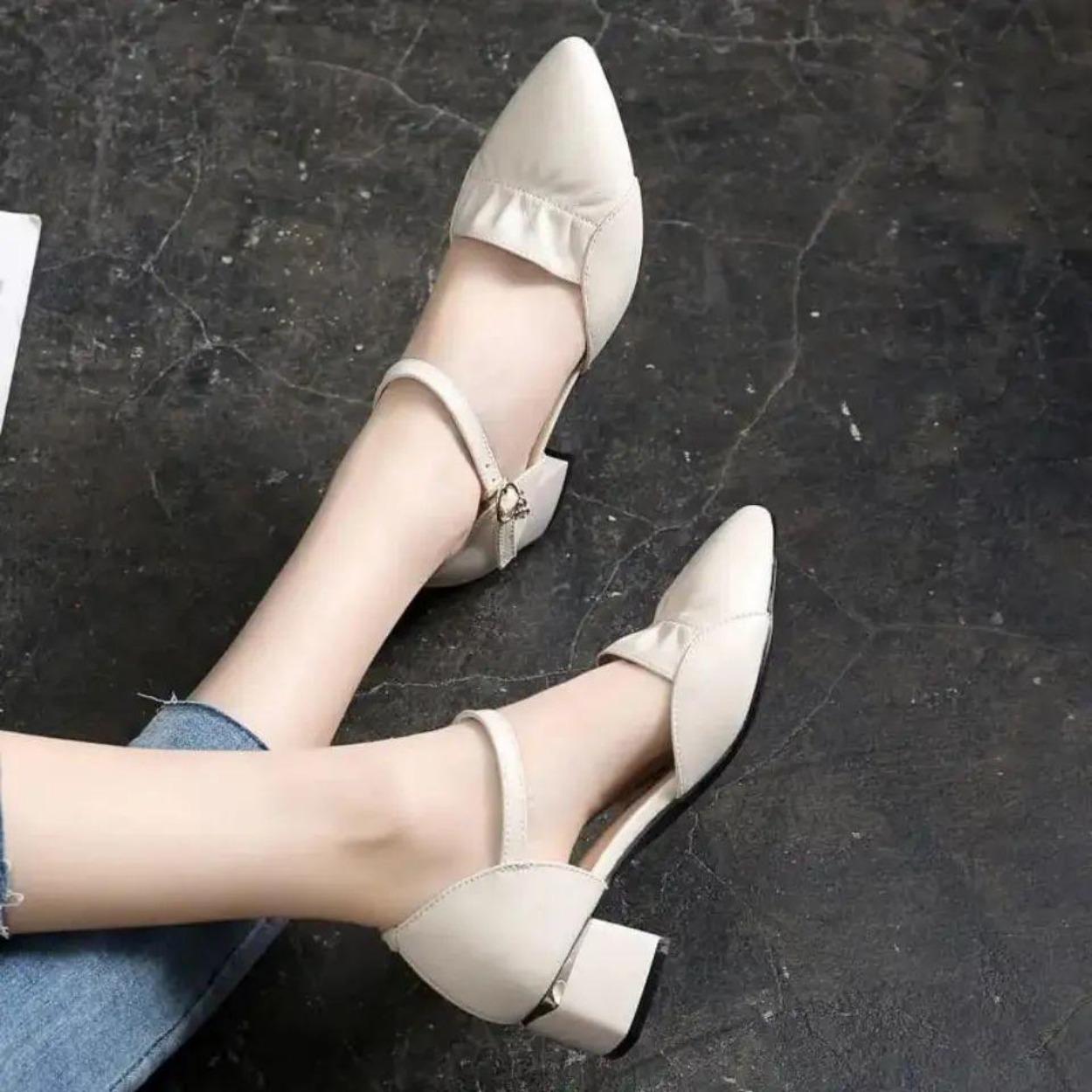 

2024 Оптовая продажа модных повседневных женских туфель и сандалий, удобные рабочие туфли на толстом каблуке с полым дизайном и застежкой на пуговицы 37