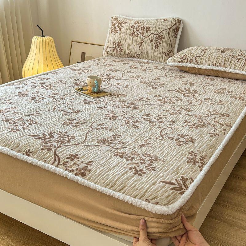 

Домашний текстиль Осень Маленький свежий Резной Молочный бархат Простыня на резинке Зима Защитник матраса Simmons Набор из трех предметов 180x200