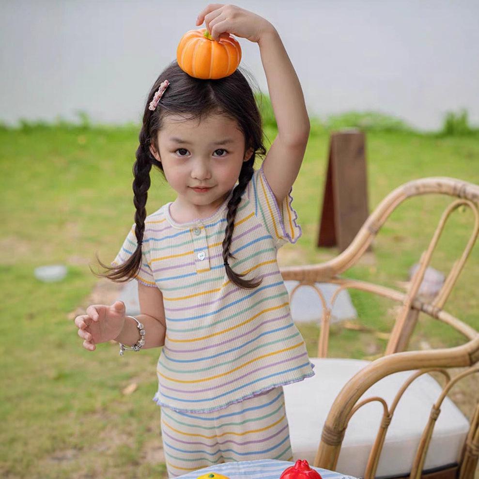 Buntes gestreiftes Sommer-Set für Mädchen: Oberteil & Schlaghose im koreanischen Stil.