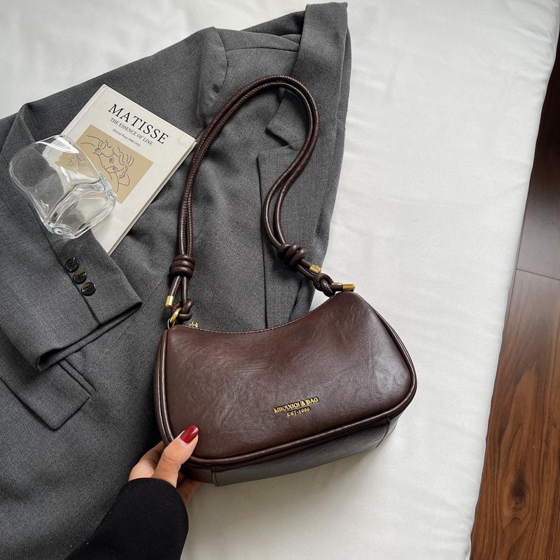 

Premium sense of foreign style small bag women s 2025 new fashion niche design messenger bag women s shoulder armpit bag темно-коричневого