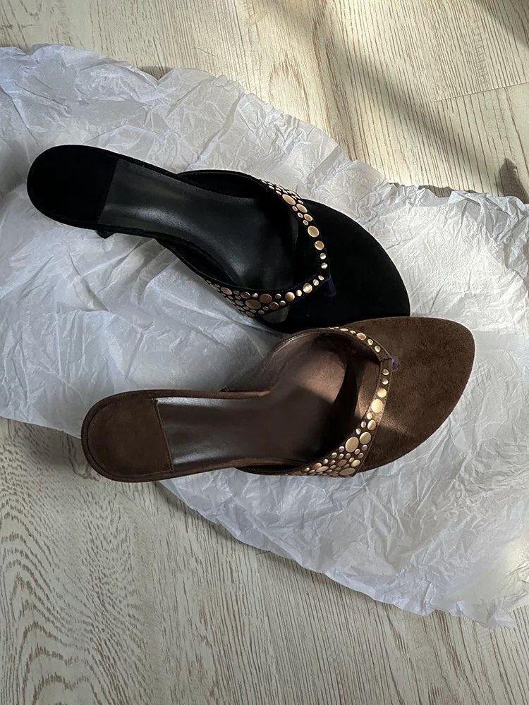 

2025 новые высококлассные чувствительные к ветру заклепки с носком внутрь крутые тапочки замшевые в елочку тапочки на высоком каблуке женские летние для улицы 40