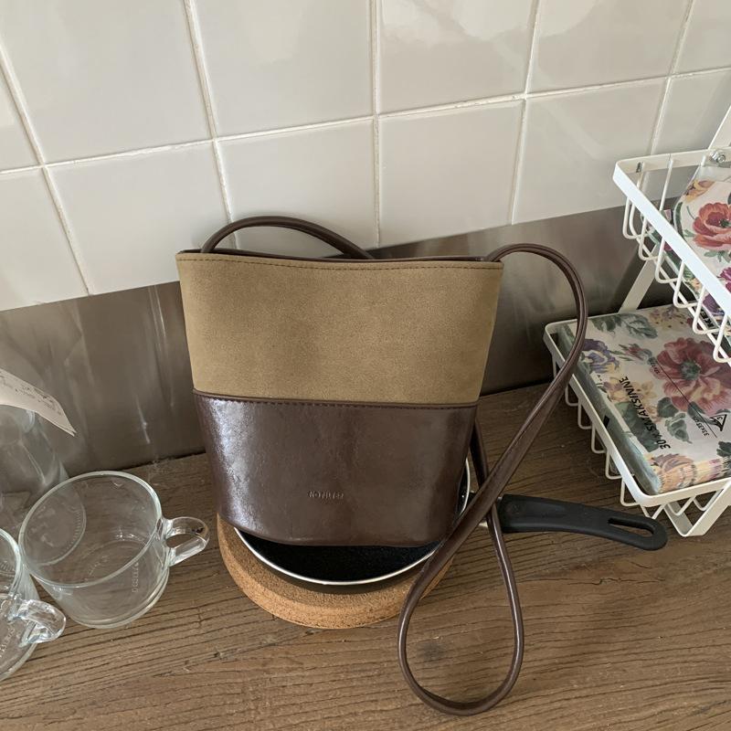 Crossbody bag women's bag 2025 new autumn and winter retro fashion shoulder bag high sense super fire exquisite crossbody bucket bag