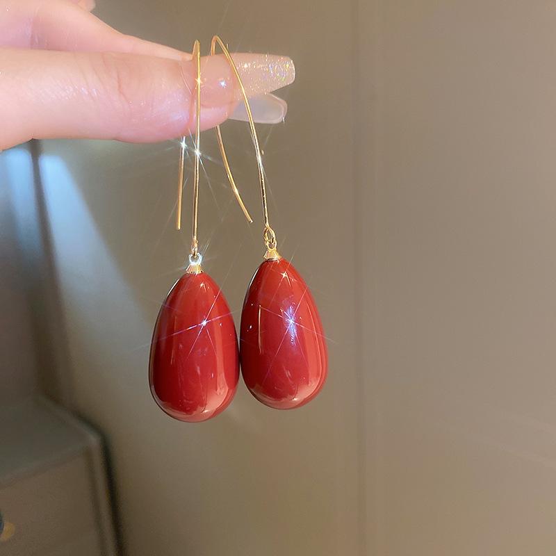 Elegante Ohrhaken-Ohrringe mit tropfenförmigen Imitationsperlen: Französisch inspirierte Mode für vielseitige, anspruchsvolle Frauen.