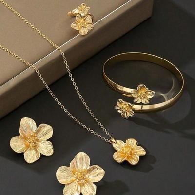 Neue Elegante Persönlichkeit Fünfblättrige Blume Steckerohrringe Anhänger Ringe Halskette Armbänder Vier-teiliges Set Stilvoller Charme Schmuck