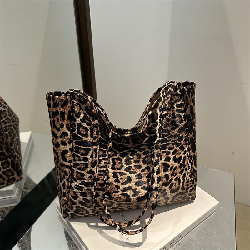 Korean fashion casual tote bag women's 2025 autumn new personalized leopard print large capacity temperament shoulder armpit bag