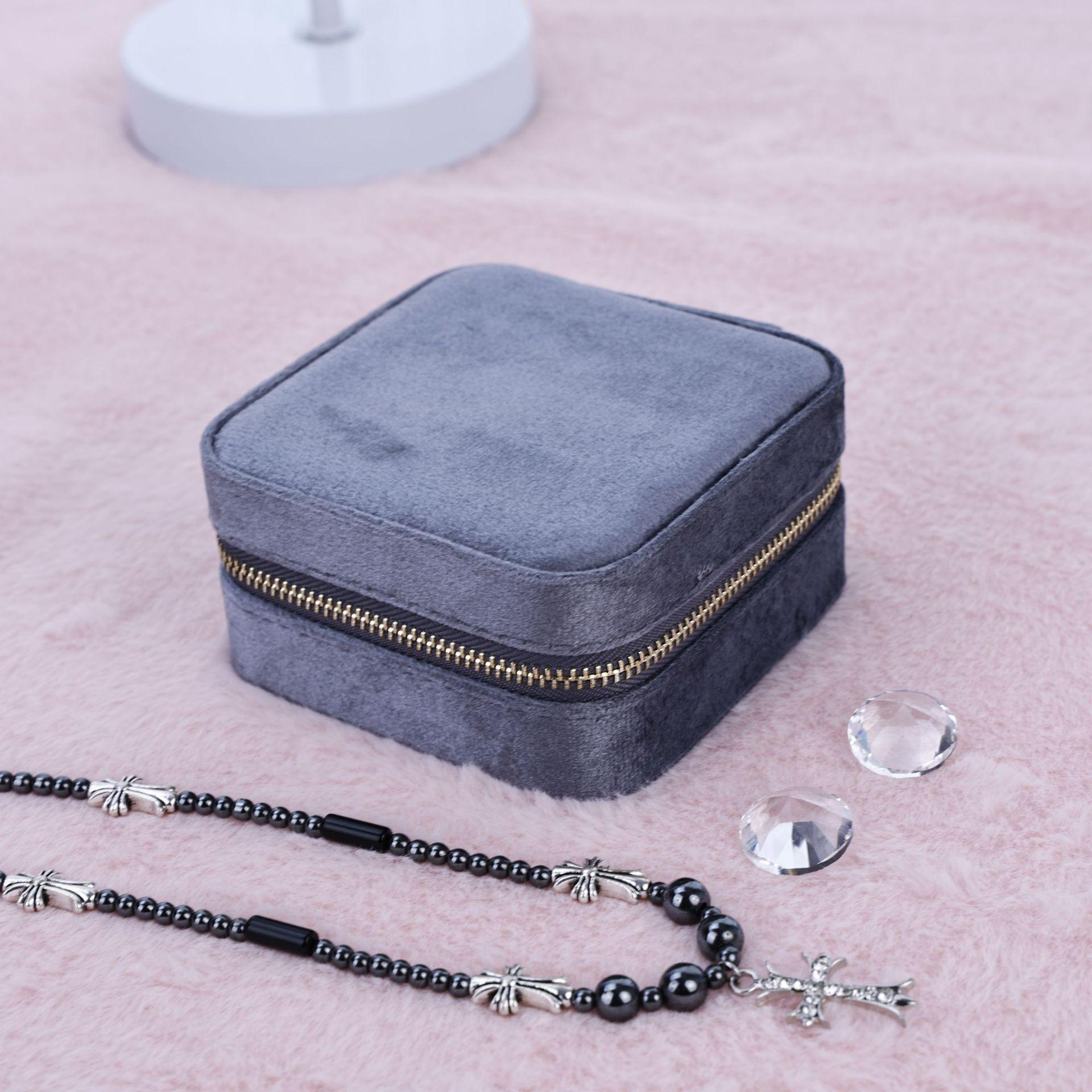 

Qingyu пакувальна оксамитова дорожня коробка для зберігання ювелірних виробів портативна коробка для кільця і ​​сережок 10*10*5 сірий колір