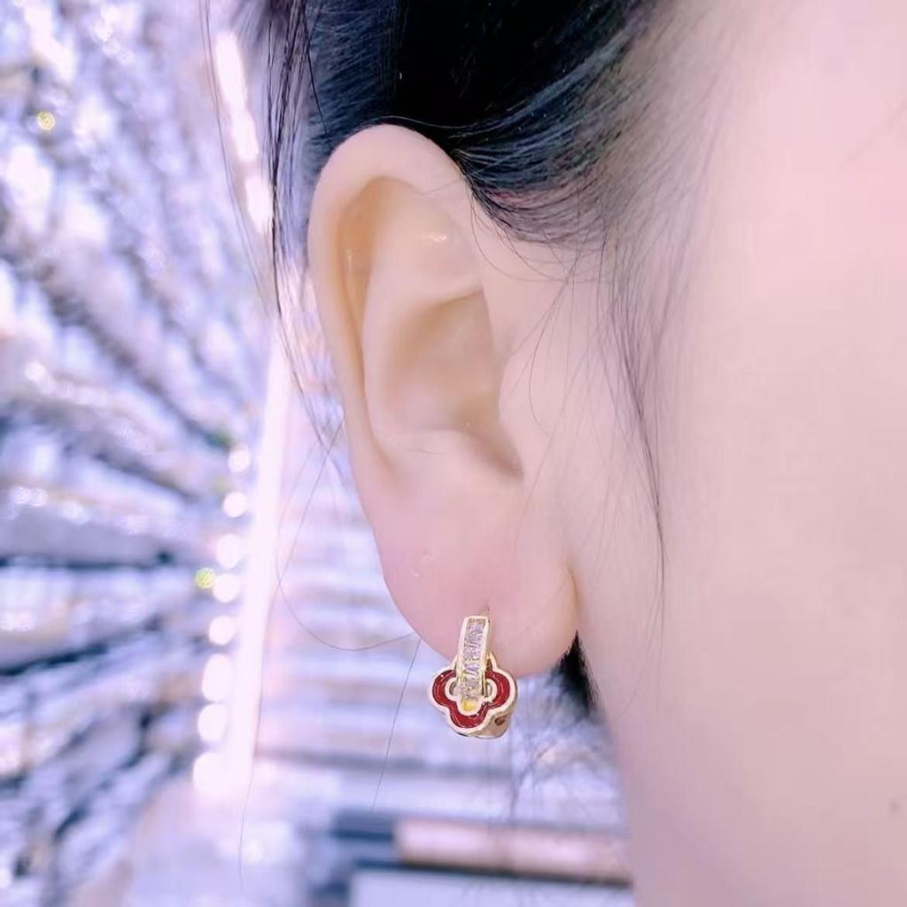 Rote Vierblättrige Kleeblatt Ohrstecker: Einzigartiges Design für Damen für Herbst & Winter, Perfekt für die Eleganz zu Neujahr