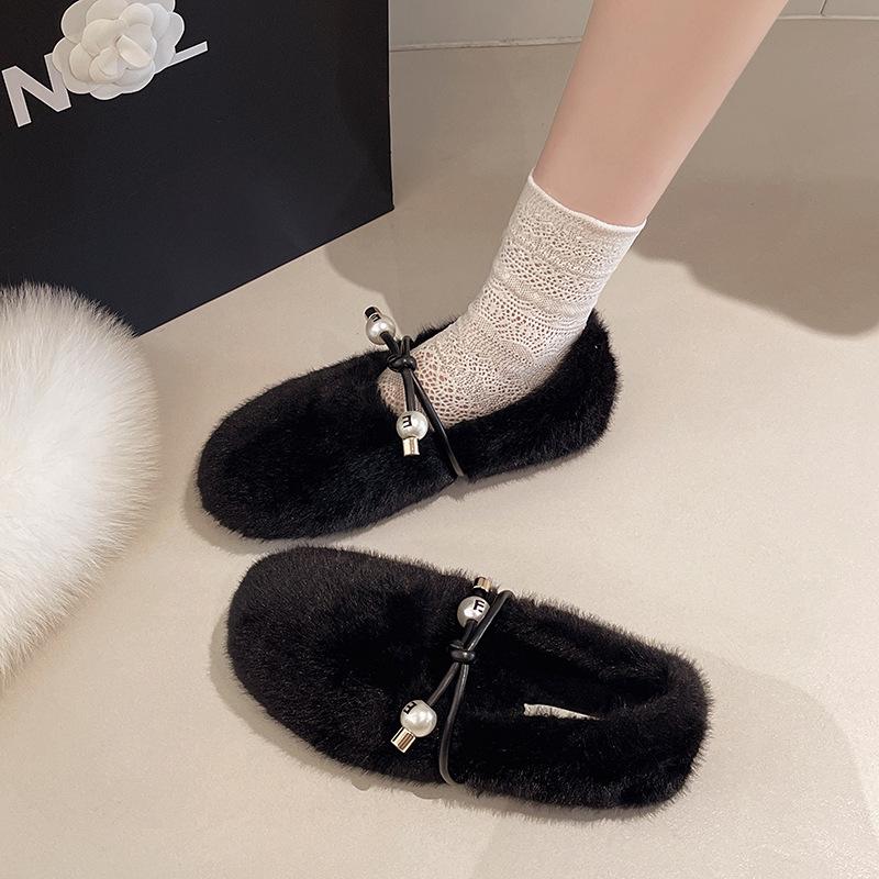 Women wearing Mao Mao shoes outside 2025 autumn and winter new late evening wind pedal warm soft-soled Doudou shoes women's flat cotton shoes