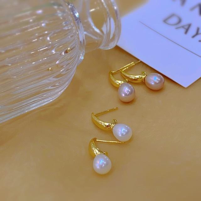 Natural but seedless pearl earrings women's niche design sense high-end earrings earrings temperament earrings earrings rice beads