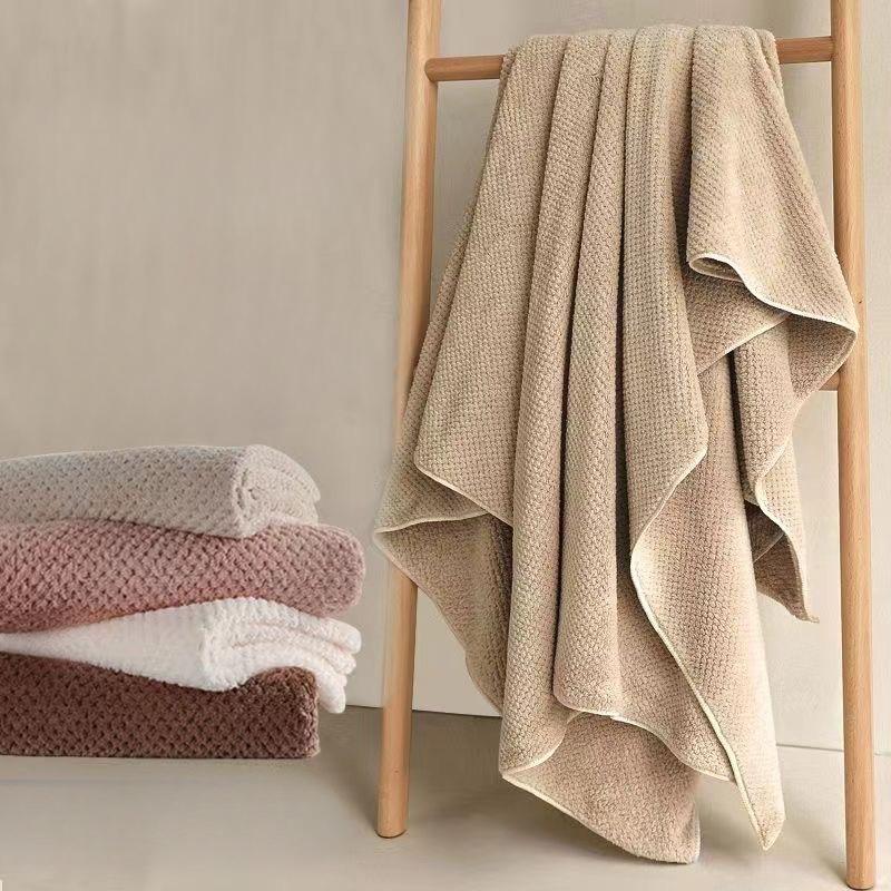 1pc Solid Color Coral Fleece Bath Towel Pineapple Grid Pattern Large Bath Towel Beach Towel Household Absorbent Bath Towel for Adult