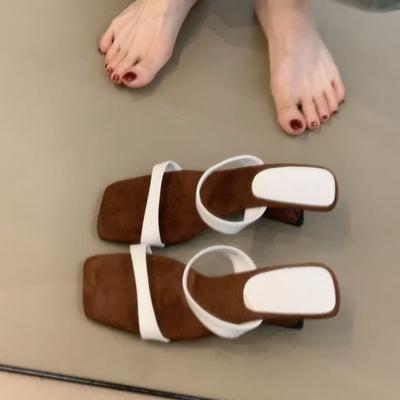 Zapatillas de verano para mujer con tacón de cuña de una sola tira 2025 nuevas hermosas de tacón alto con falda zapatillas plateadas frescas de alta gama