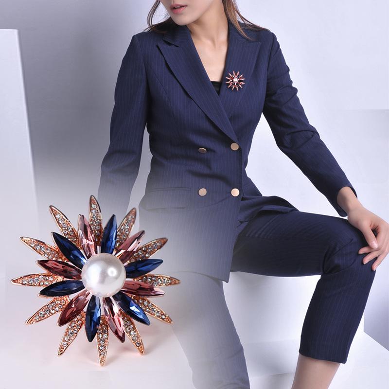 Amashi 2025 Women's Crystal Flower Brooch with Pearl Embellishment