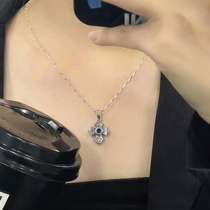 Heavy Industry Retro Personalized Green Diamond Cross Necklace Men and Women's Collarbone Chain Fashionable