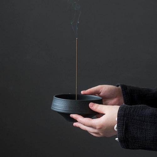 Nannlia 13cm Diameter Ceramic Incense Burner, Stylish, High-Quality, Japanese-Style Interior Decor for Buddhist Altars (Black)