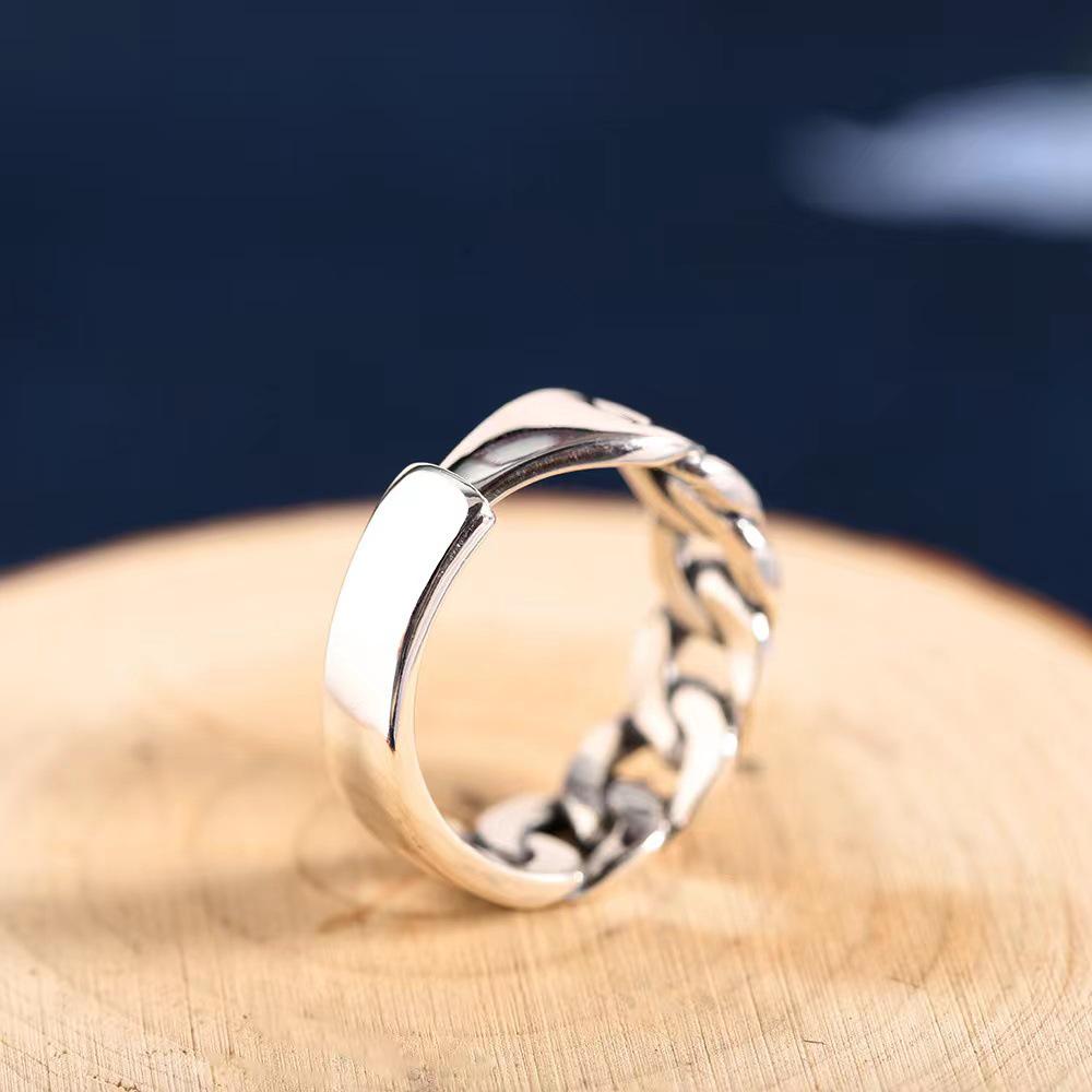 Bague Chaîne Torsadée Élégante pour Homme: Design de niche, Style neutre tendance, Ouvert et ajustable.