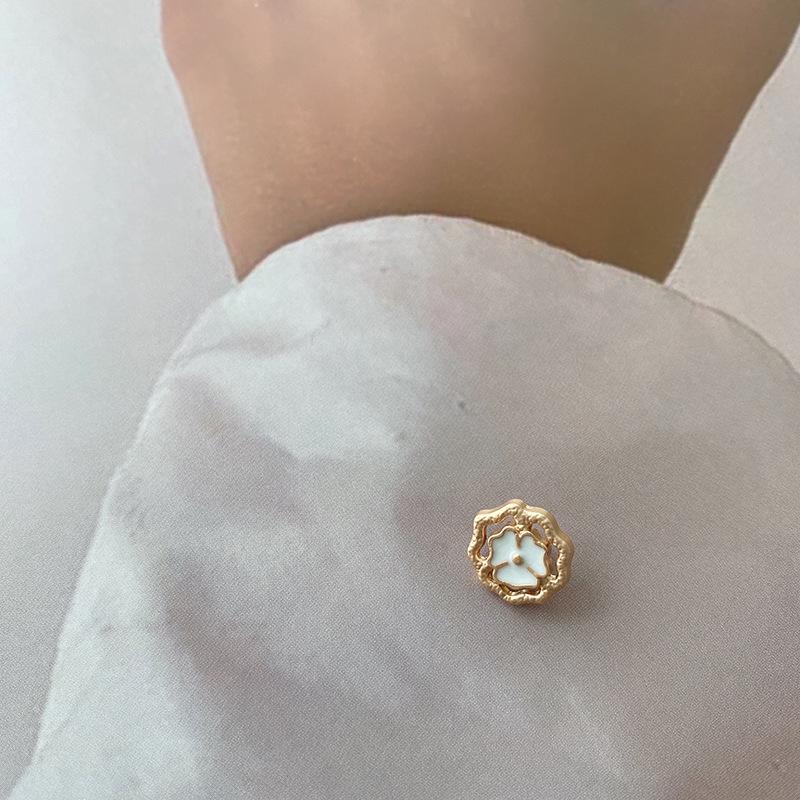 

Женский вязаный кардиган ESSTUDIUO с металлическими пуговицами в виде французского трилистника White Hollow Trefoil 11mm* 0.66g