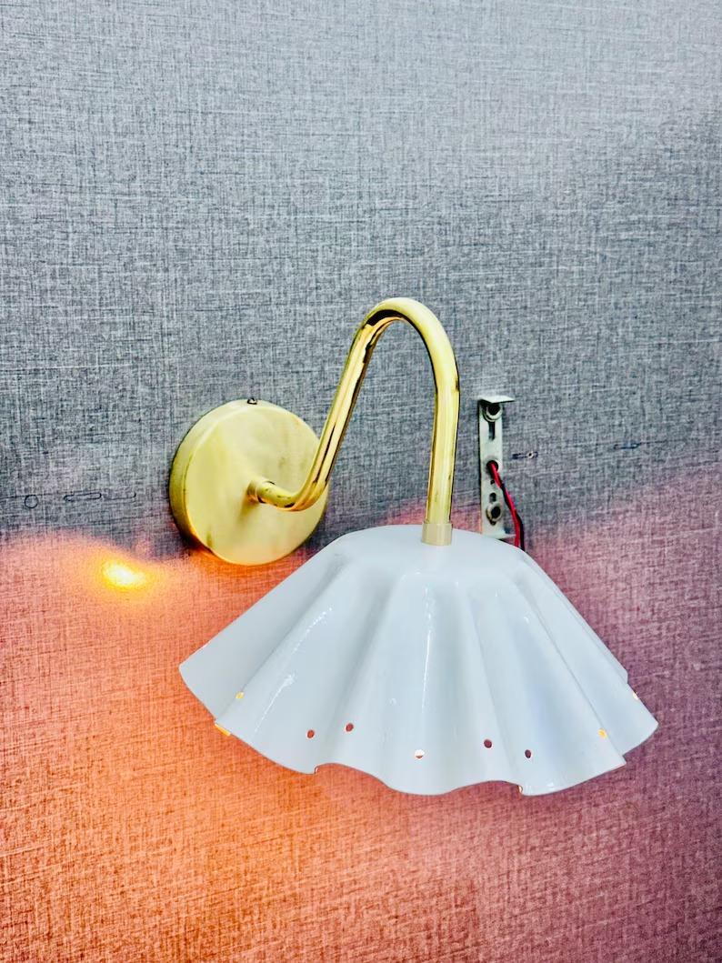 

Handcrafted Brass Wall Lamp: Modern Italian Light Fixture білий