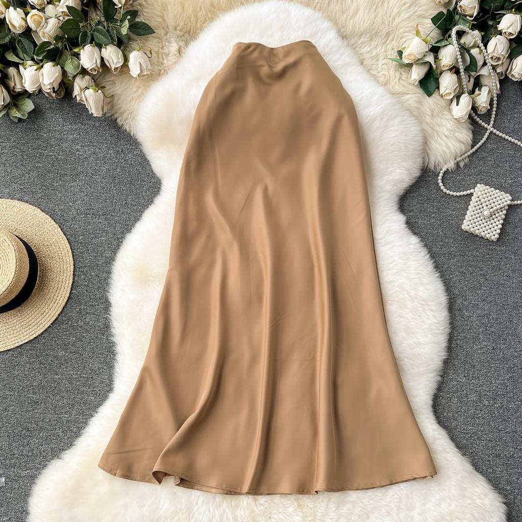 Et high-end satengskjørt for kvinner Et slankende midilengde fiskehaleskjørt