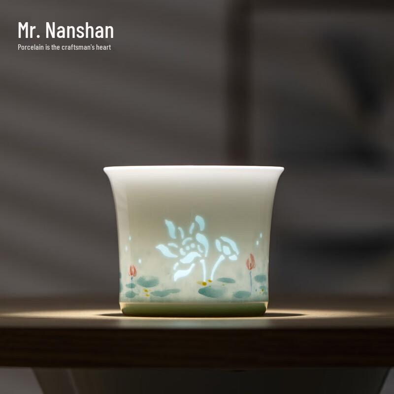 Nanshan Gentleman Ručně malovaný keramický hrnek s lotosovým motivem