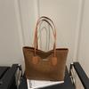 Retro Womens Tote Bag With Special Fabric And Zipper Closure For Daily Commuting And Office
