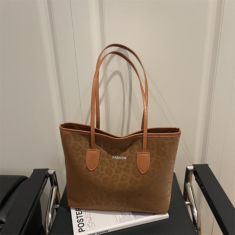 Retro Womens Tote Bag With Special Fabric And Zipper Closure For Daily Commuting And Office