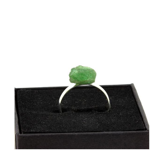 Pierres et Minéraux. Bague Grenat Tsavorite brut plaqué argent. 10.67 ct. Taille réglable.