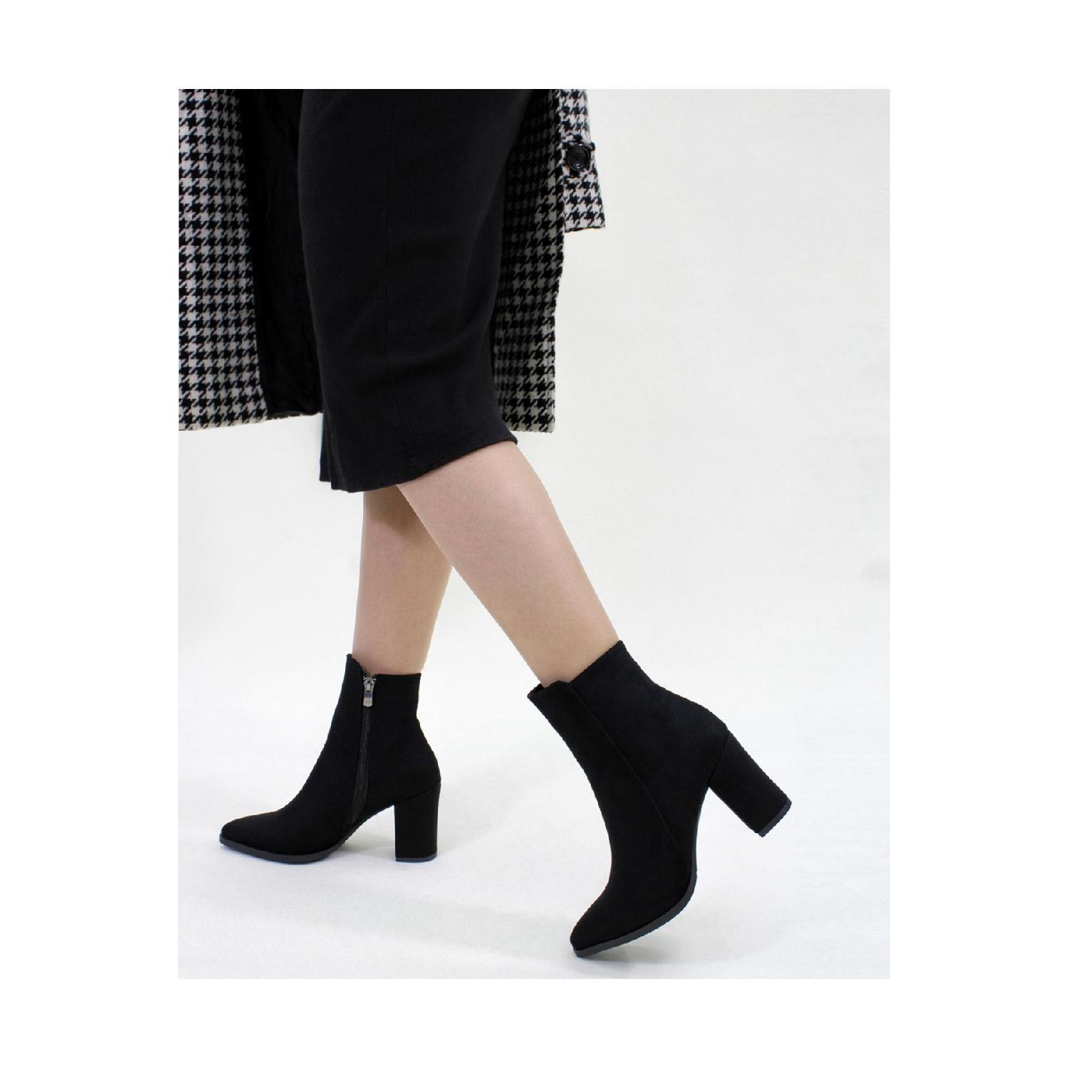 

Bueno - Black Pointed Noses Boat 40 білий