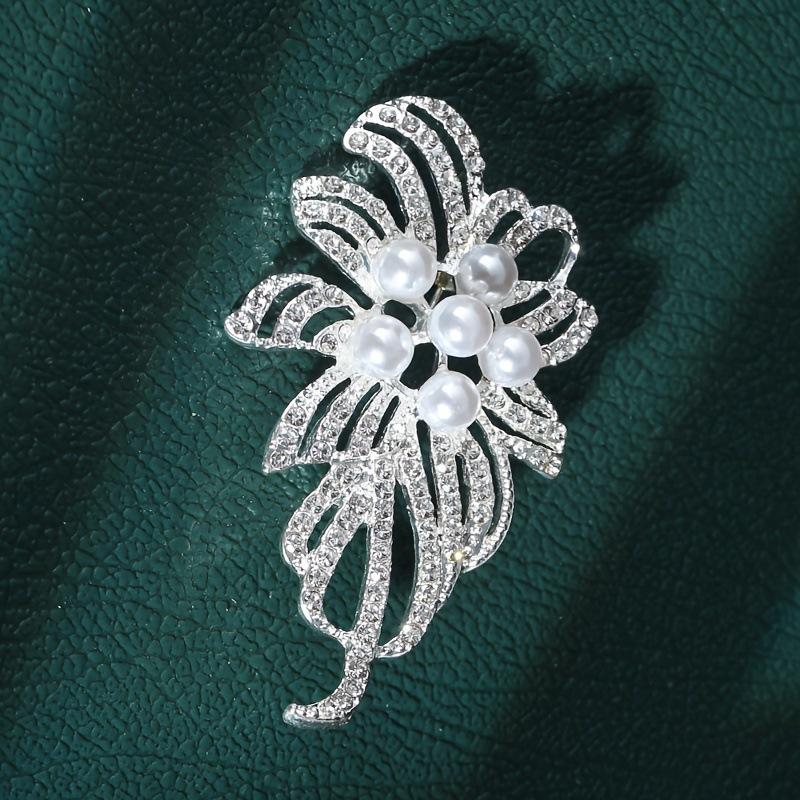 

Модная брошь для женщин, блестящие стразы, имитация жемчуга, броши в виде цветка, булавки для одежды, ювелирные изделия для вечеринок, подарки серебряный