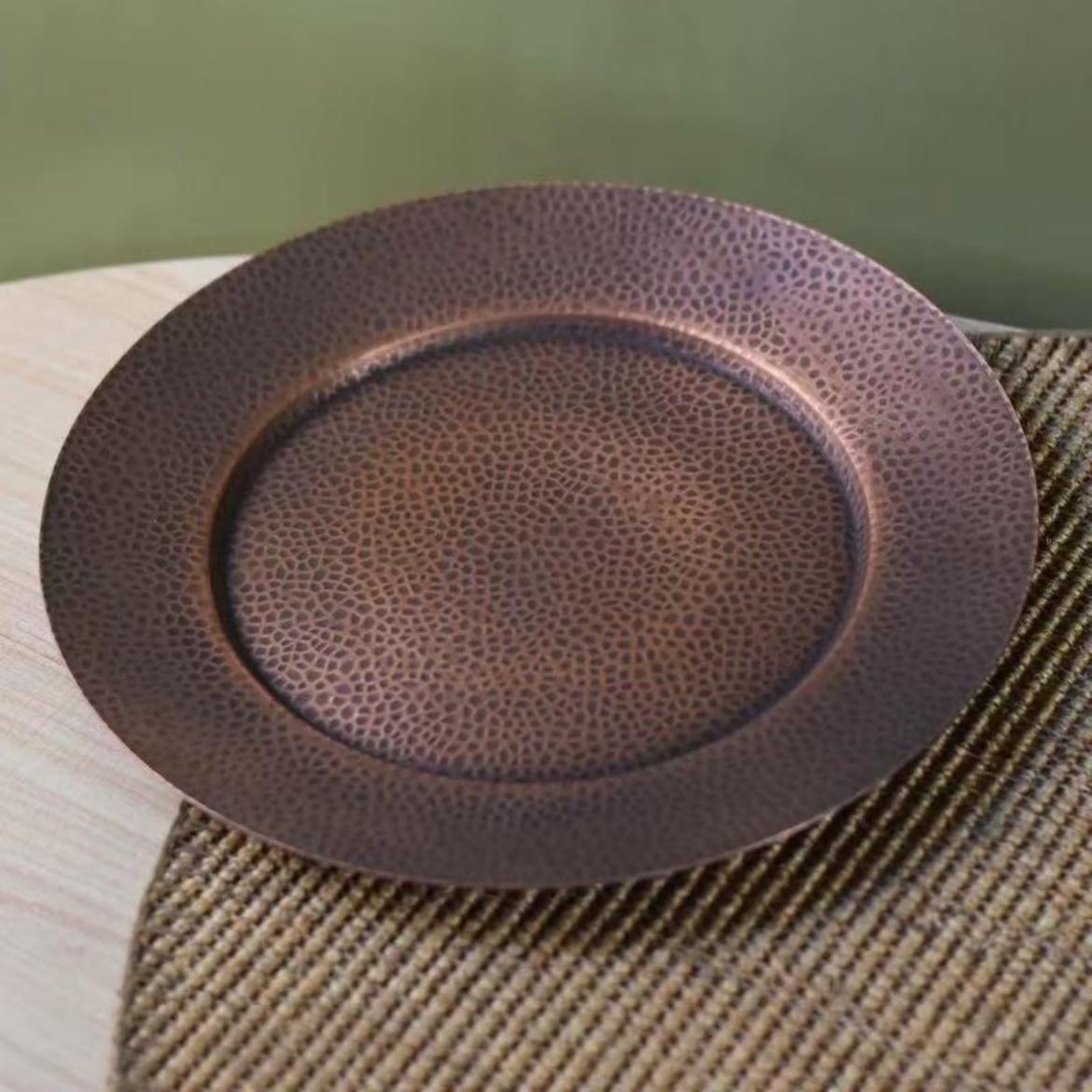 

Round Shape Copper Snack Tray,Retro Engraving Luster Hammer Texture Home Food 28 cm Plate,Cheese Fruit Disc Table Decorationk 26cm верблюд