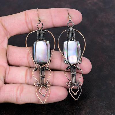 Schwarze Perlmutt-Ohrringe Kupferdraht-umwickelte Ohrringe Kupferschmuck Handgefertigte Ohrringe Geburtsstein-Schmuck Edelstein-Ohrringe Geschenk für Frauen
