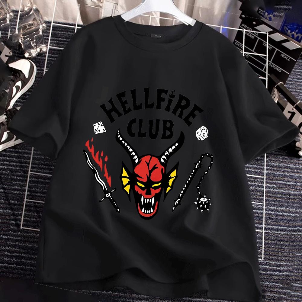 Stijlvolle Hellfire Club Bedrukte Ouder-Kind T-shirts Uniek Duivelskop Ontwerp met Dobbelstenen Zwaarden en Kettingen Perfect voor het Gezin