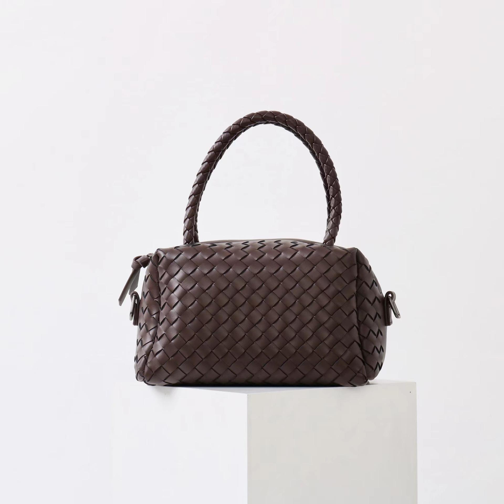 

2025 Новая высококлассная сумка-подушка Boston из плетеной коровьей кожи, женская сумка, универсальная сумка через плечо, диагональная сумка-тоут 20x11x12cm кофейный